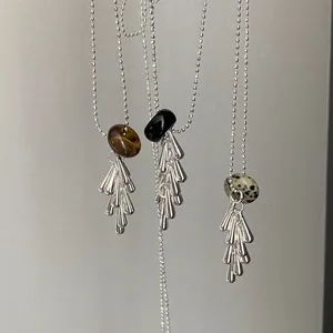 Elegante Halskette mit Silberkugelkette, Natursteinperlen und Büscheln von Tropfenanhängern