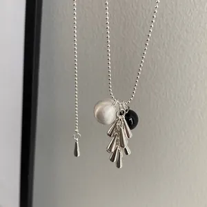 Detailansicht der Traubenhalskette mit silbernen Wassertropfen und Satinperlen-Design