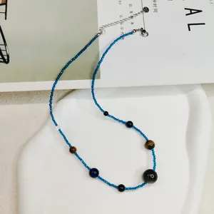 Detailansicht der Vintage-Halskette mit blauen Perlen und Tigerauge-Steinen