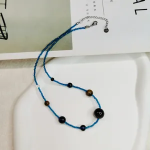 Detailansicht der Vintage-Tigerauge-Perlenkette mit blauen Kristall-Abstandshaltern