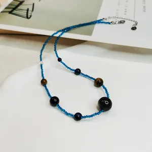 Nahaufnahme einer blauen Perlenkette mit natürlichen Tigerauge-Steinen im Vintage-Stil