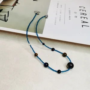 Detailansicht der blauen Perlenkette mit Tigerauge-Steinen und Metallverschluss