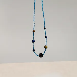 Detailansicht dieser blauen Perlenkette im Retro-Stil mit eleganten Tigerauge-Steinakzenten