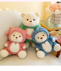 Detailansicht von süßen Gelenk-Teddybären in rosa, blauen und grünen Tierkostümen