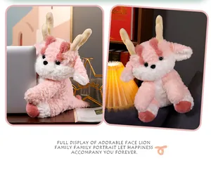 Dettaglio del drago di peluche rosa con graziose corna in un accogliente ambiente domestico.