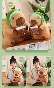 Vista detallada que muestra la comparación de peluches Capybara de 30cm y 40cm con modelo