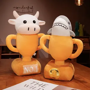 Jouets en peluche créatifs en forme de trophée avec têtes de vache et de requin.