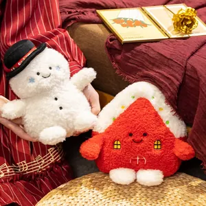 Süße Weihnachts-Plüschtiere mit weißem Schneemann und festlichem rotem Lebkuchenhaus