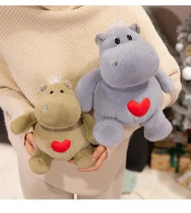 Detailansicht von grauen und khakifarbene Plüsch-Nilpferdpuppen mit roten Herzen