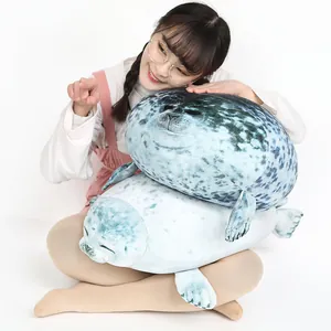 Cuscino di peluche a forma di foca maculata realistico tenuto da una ragazza su bianco.
