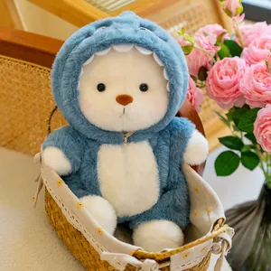 Süßes verstellbares Teddybär-Plüschtier im weichen blauen Hai-Kostüm in einem Korb