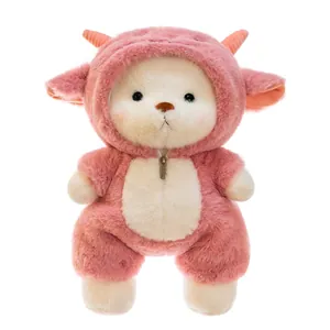Niedlicher rosa Plüsch-Teddybär im Schaf-Kostüm auf neutralem weißem Hintergrund