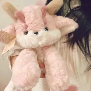 Simpatico peluche drago rosa e bianco mascotte con morbida pelliccia tenuta in mano