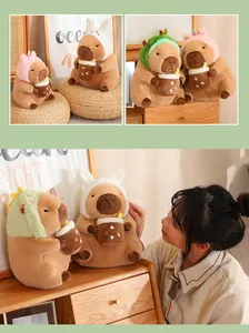 Lindos peluches de capibara con sombreros de animales y té de boba en escena de vida
