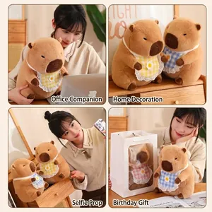 Lindo peluche de capibara con baberos coloridos en varios entornos de estilo de vida