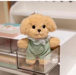 Detailaufnahme einer Mini-Plüschpudelpuppe mit grüner Latzhose in einer Schublade