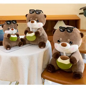 Tre adorabili peluche di lontra con occhiali da sole e noci di cocco in un ambiente accogliente.