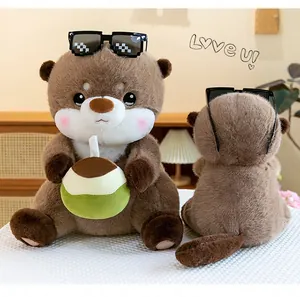 Dettaglio di un simpatico peluche di lontra con cocco e occhiali da sole pixel