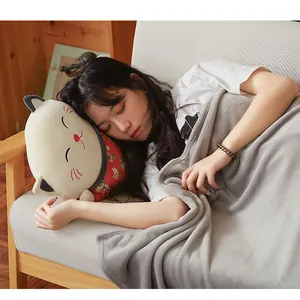 Cómodo juego de almohada y manta Maneki Neko 2 en 1 ideal para la siesta.
