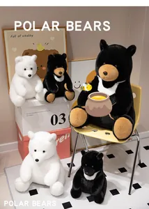 Detailansicht von weichen Plüsch-Eisbären und asiatischen Schwarzbär-Puppen im Raum.