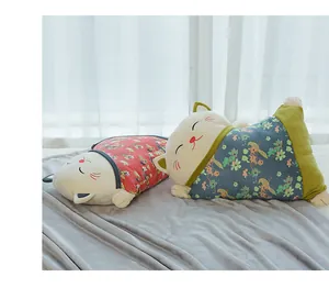 Bonitas mantas de almohada de peluche de gato de la suerte japonés en rojo y azul