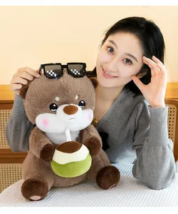 Simpatico peluche di lontra con occhiali pixel e cocco tenuto da una modella asiatica