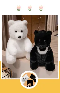 Realistische Plüschtiere von Eisbär und Asiatischem Schwarzbär in einer Wohnumgebung