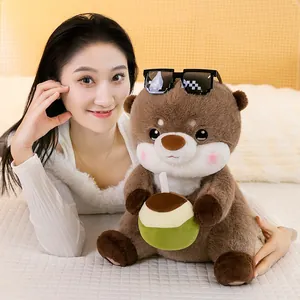 Simpatico peluche a forma di lontra con occhiali pixel e cocco su un accogliente letto bianco.