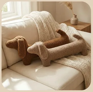 Coussins en peluche douillette en forme de teckel en polaire sherpa posés sur un canapé.