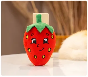 Vista dettagliata del giocattolo di peluche fragola per cani con un simpatico viso ricamato