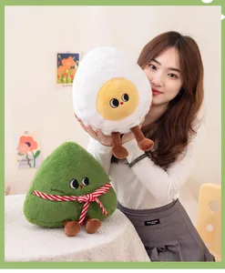 Dettaglio di simpatici peluche a forma di uovo fritto e di un tradizionale zongzi