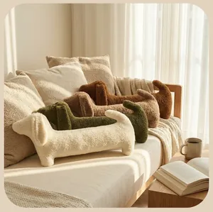 Coussins teckel en fausse laine d'alpaga dans un salon chaleureux et confortable