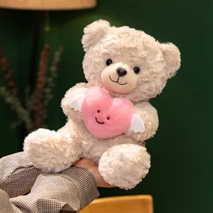 Süßer cremefarbener Teddybär mit rosa Herz und Flügeln als Valentinstagsgeschenk.