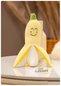 Vista dettagliata di un simpatico peluche a forma di banana con faccina sorridente ricamata