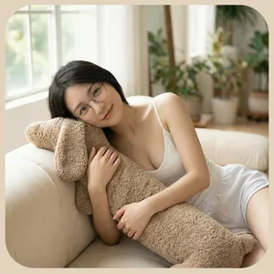 Long coussin en peluche teckel en imitation polaire d'alpaga pour un sommeil doux.