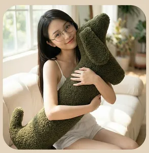 Long coussin dackel en polaire sherpa tenu par une fille dans un salon confortable