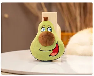 Primo piano di un simpatico giocattolo di peluche verde a forma di pera con dettagli ricamati