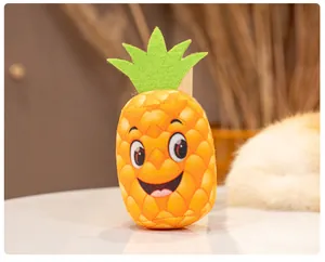 Vista ravvicinata di un simpatico peluche a forma di ananas per animali con viso allegro
