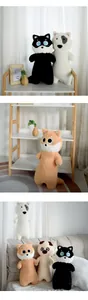Adorables longs coussins en peluche chat et chien aux grands yeux dans un salon douillet