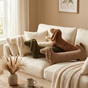Coussin long en forme de teckel en fausse fourrure d'alpaga sur un canapé