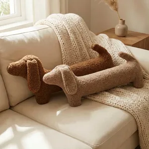 Coussin long en peluche teckel minimaliste avec texture sherpa douce dans les tons terre