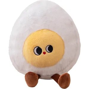 Simpatico peluche a forma di uovo sodo con faccia da tuorlo e gambe penzolanti.