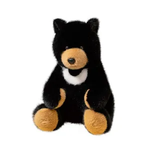 Realistischer asiatischer Schwarzbär aus Plüsch mit weißem Brustfleck auf weißem Grund