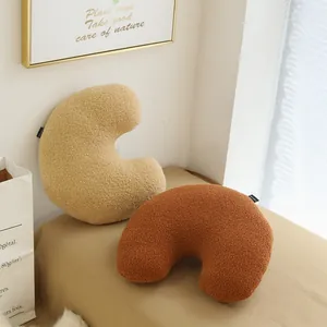 Coussins torsadés irréguliers de style nordique en polaire peluche beige et orange.