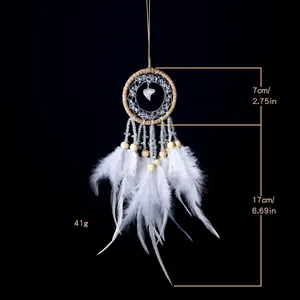 Detalle de atrapasueños de plumas blancas con cristal para coche o decoración