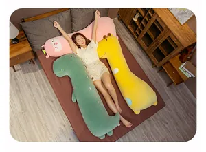Détail de coussins en peluche dinosaure et girafe pour un sommeil confortable