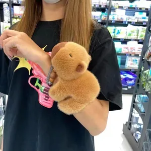 Bracelet peluche capybara marron mignon sur poignet, accessoire animalier doux