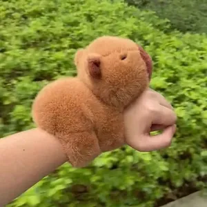 Détail d'un bracelet à claquer en peluche capybara marron porté au poignet doux