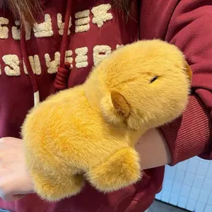 Bracelet slap en peluche de capybara doux et mignon porté au poignet d'une personne
