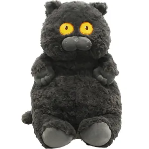 Peluche de gato negro esponjoso con grandes ojos amarillos sobre fondo blanco